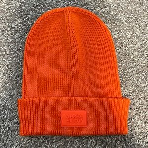 BNWT apres actif 100% merino wool beanie